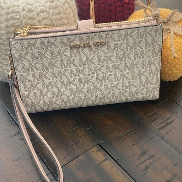 Michael Kors Cream Monogram Phone Pocket Wallet 🤩🤩🤩 - Picture 1 of 9